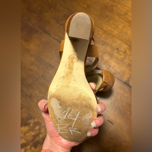 Michael Kors 9 Berkeley T strap sandals in Luggage - Picture 4 of 11